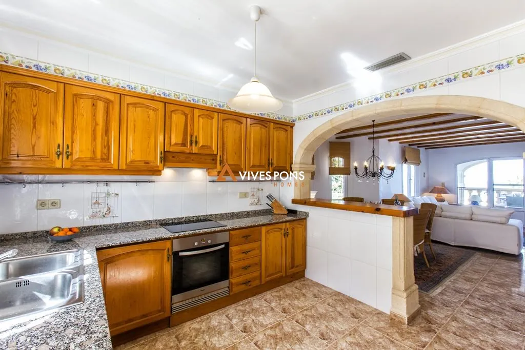 Villa con vistas al mar y al Montgó en Dénia, distribuida en un solo nivel