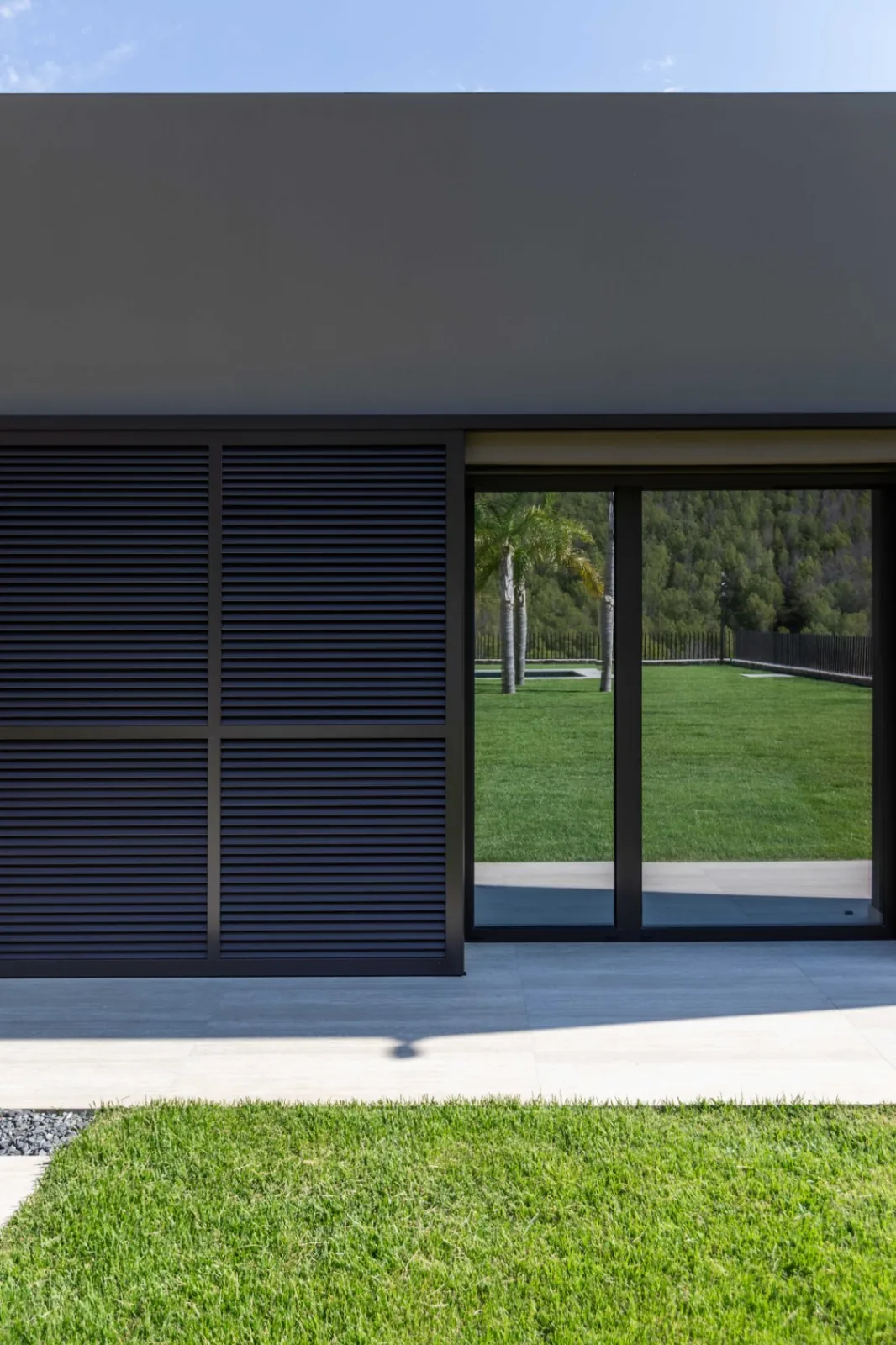 Vivienda contemporánea en una planta integrada con el entorno natural del Montgó