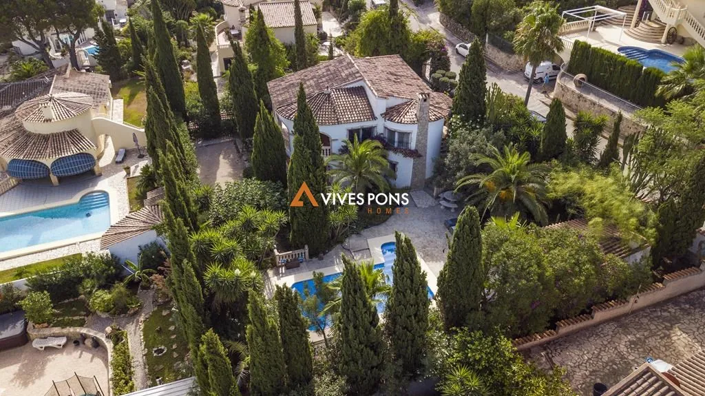 Villa con cinco dormitorios y estudio independiente