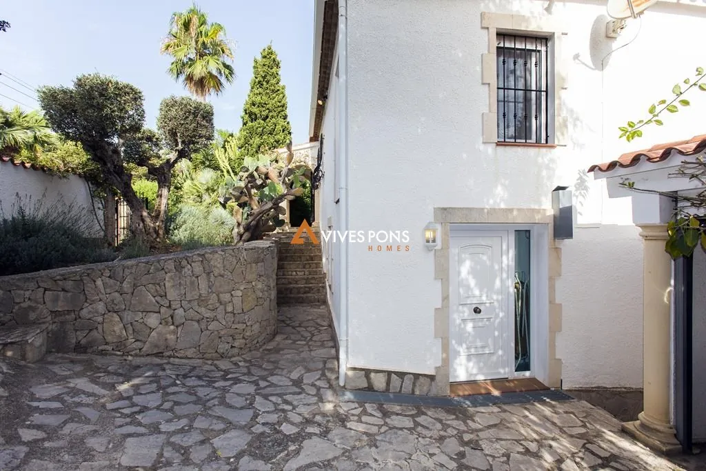 Villa con cinco dormitorios y estudio independiente