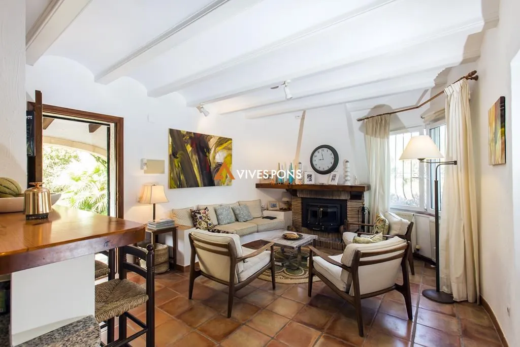 Villa con cinco dormitorios y estudio independiente