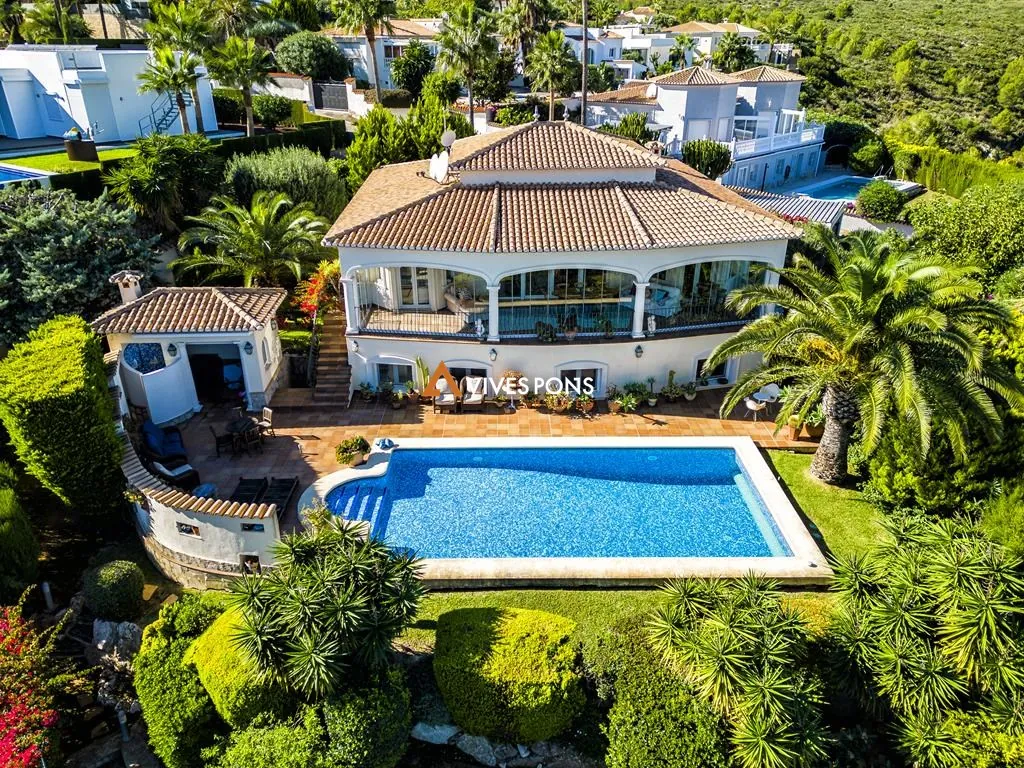 Villa con vistas abiertas al mar y muy soleada, Dénia