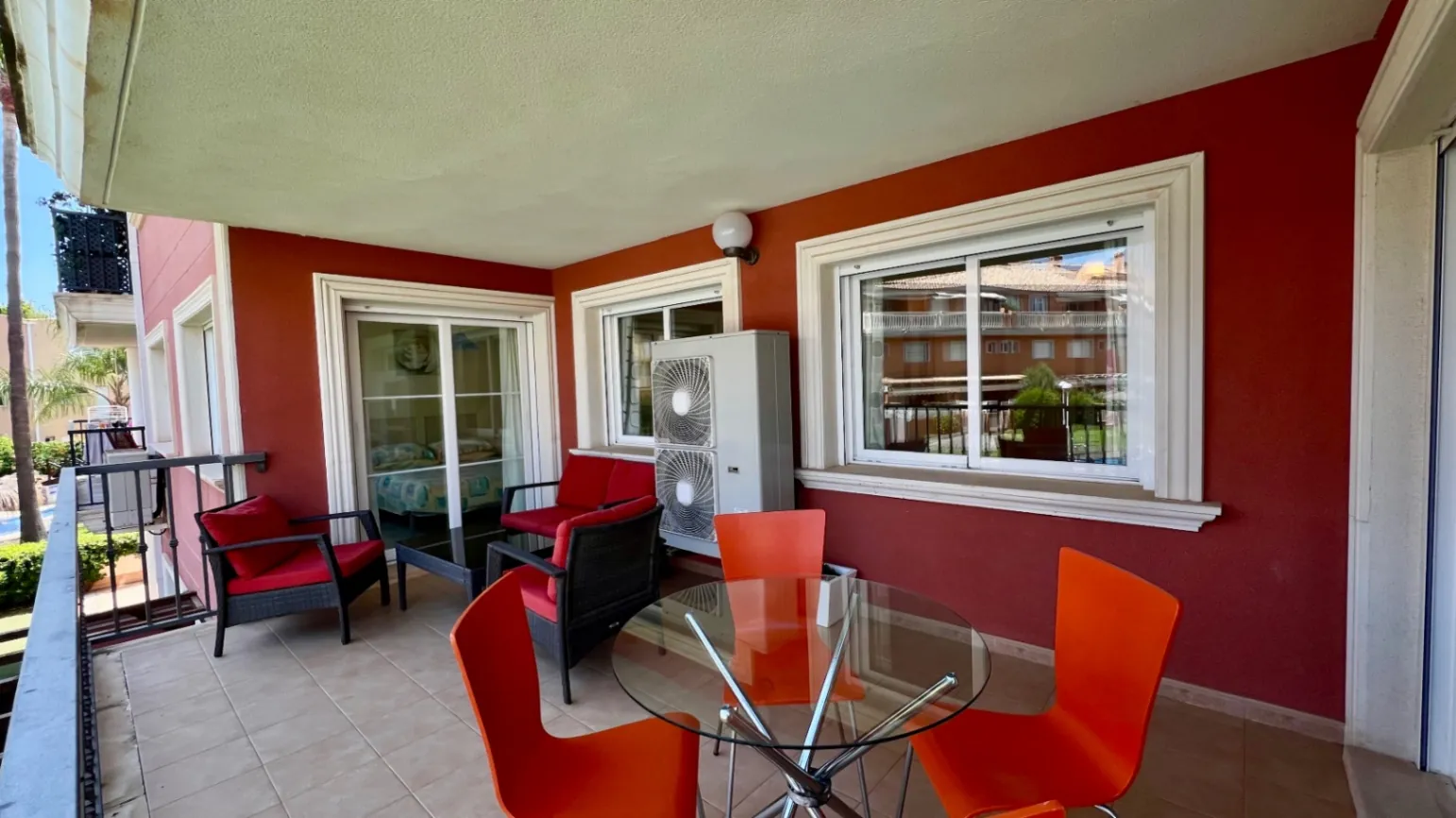 Luminoso apartamento de 3 habitaciones con terraza, piscina y licencia turística - A solo 5 minutos a pie de la playa de Arenal.
