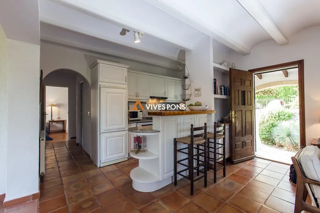 Villa con cinco dormitorios y estudio independiente