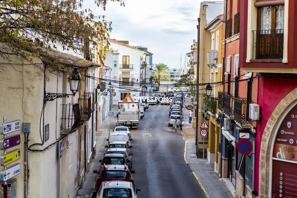 Edificio con gran superficie de garaje, almacén y vivienda, centro de Dénia