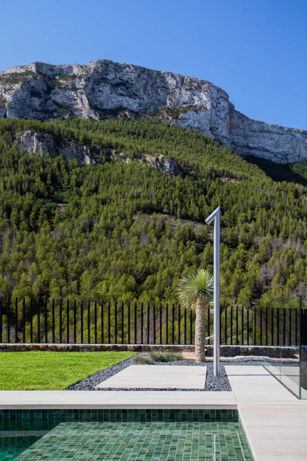 Vivienda contemporánea en una planta integrada con el entorno natural del Montgó