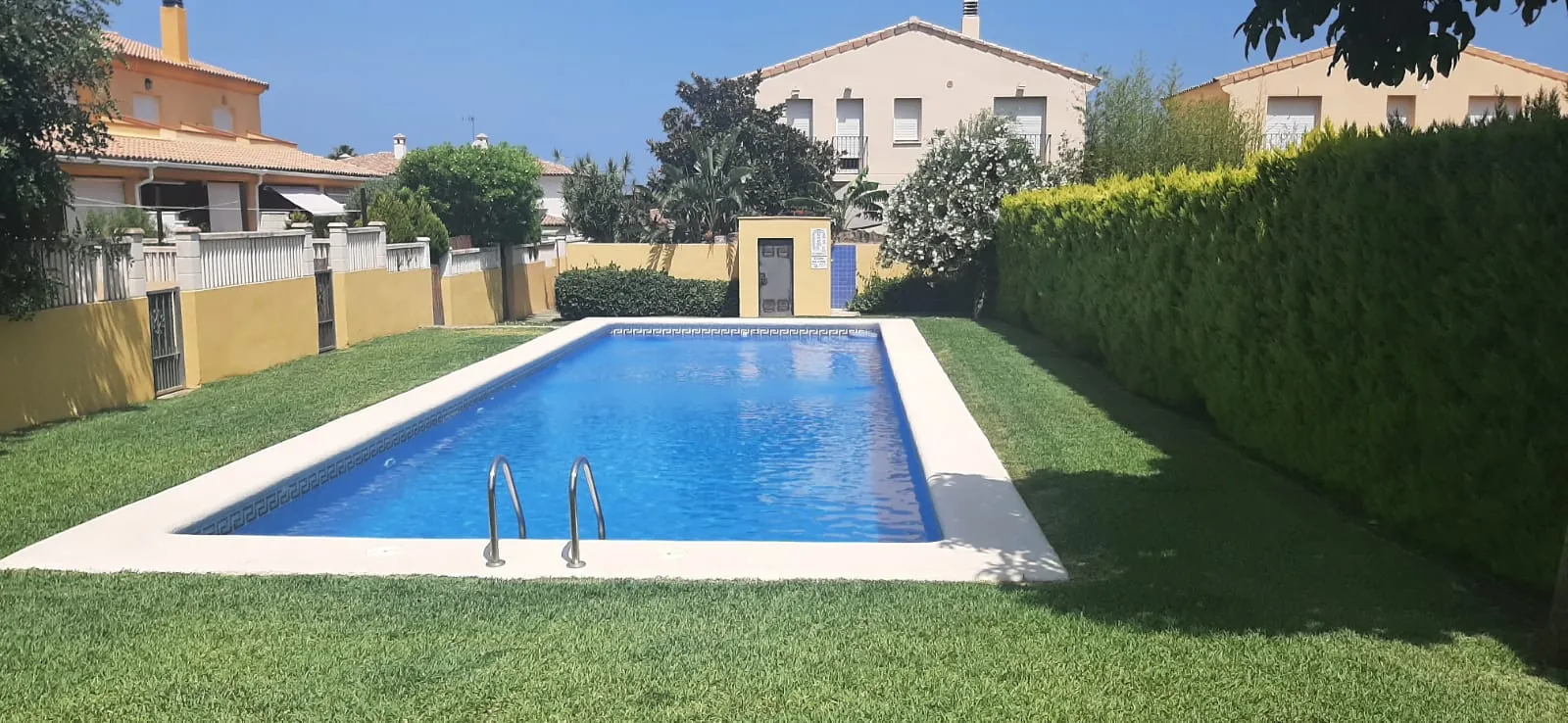Adosado por pérgola en zona Alquerías de Dénia, a solo 1,5 km del centro