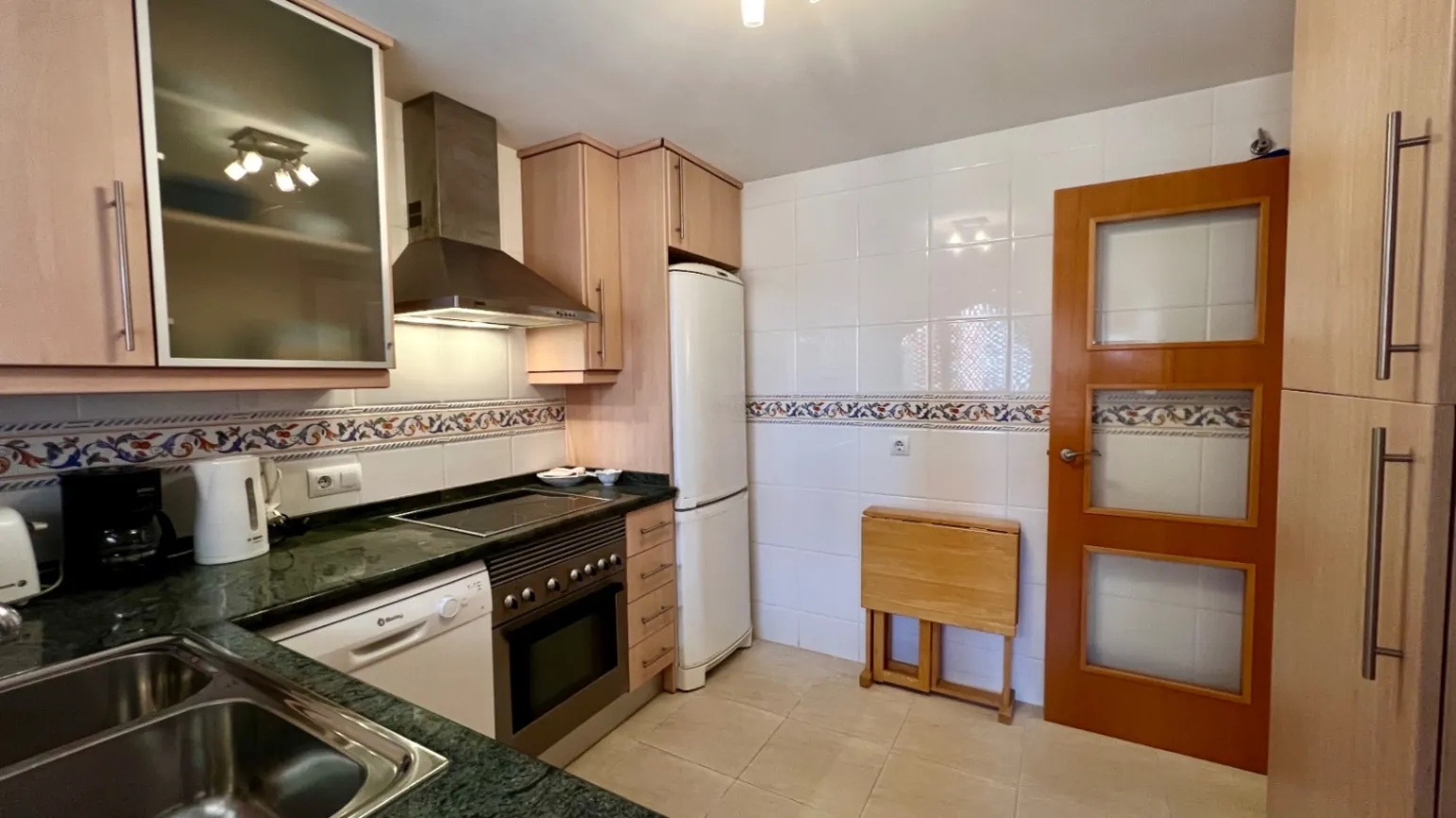 Luminoso apartamento de 3 habitaciones con terraza, piscina y licencia turística - A solo 5 minutos a pie de la playa de Arenal.