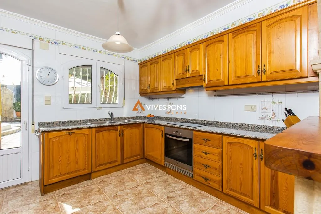 Villa con vistas al mar y al Montgó en Dénia, distribuida en un solo nivel