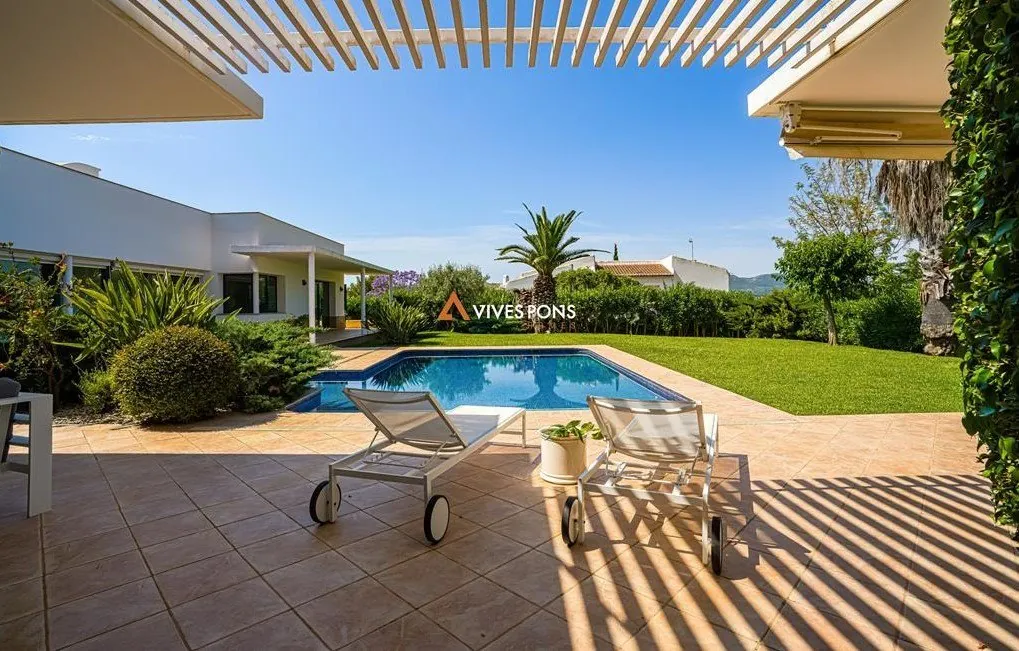 Villa moderna excelentemente ubicada a los pies del Montgó, Jávea
