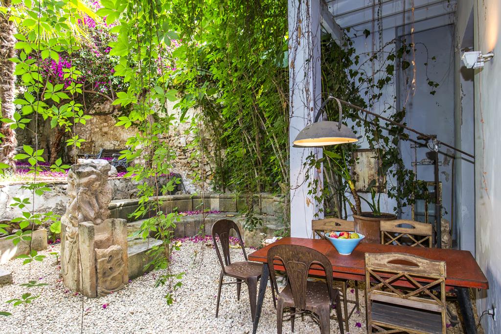 Casa de pueblo de dos plantas y con extenso patio interior, Dénia
