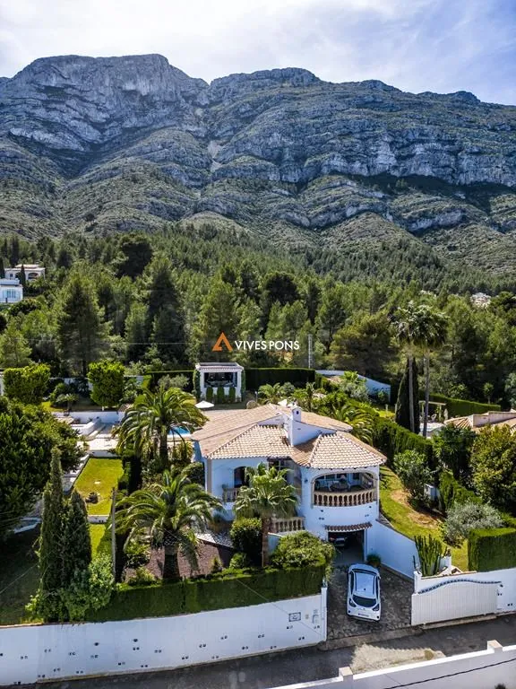 Villa con vistas al mar y al Montgó en Dénia, distribuida en un solo nivel