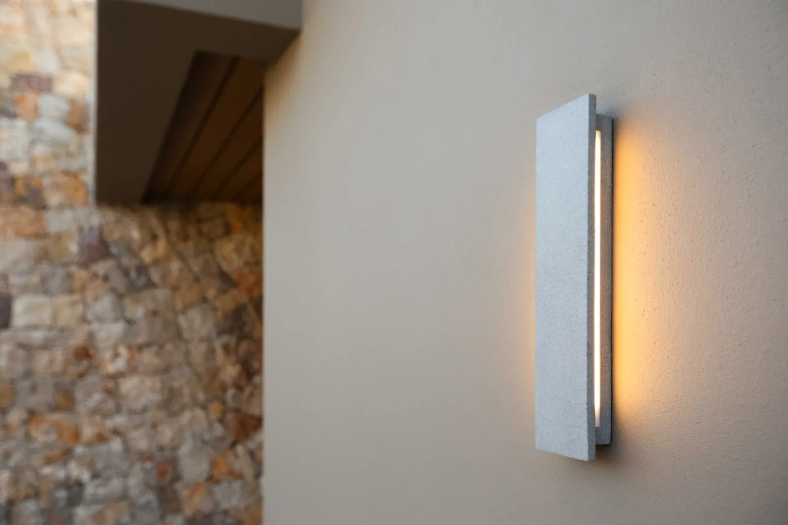 Vivienda contemporánea en una planta integrada con el entorno natural del Montgó