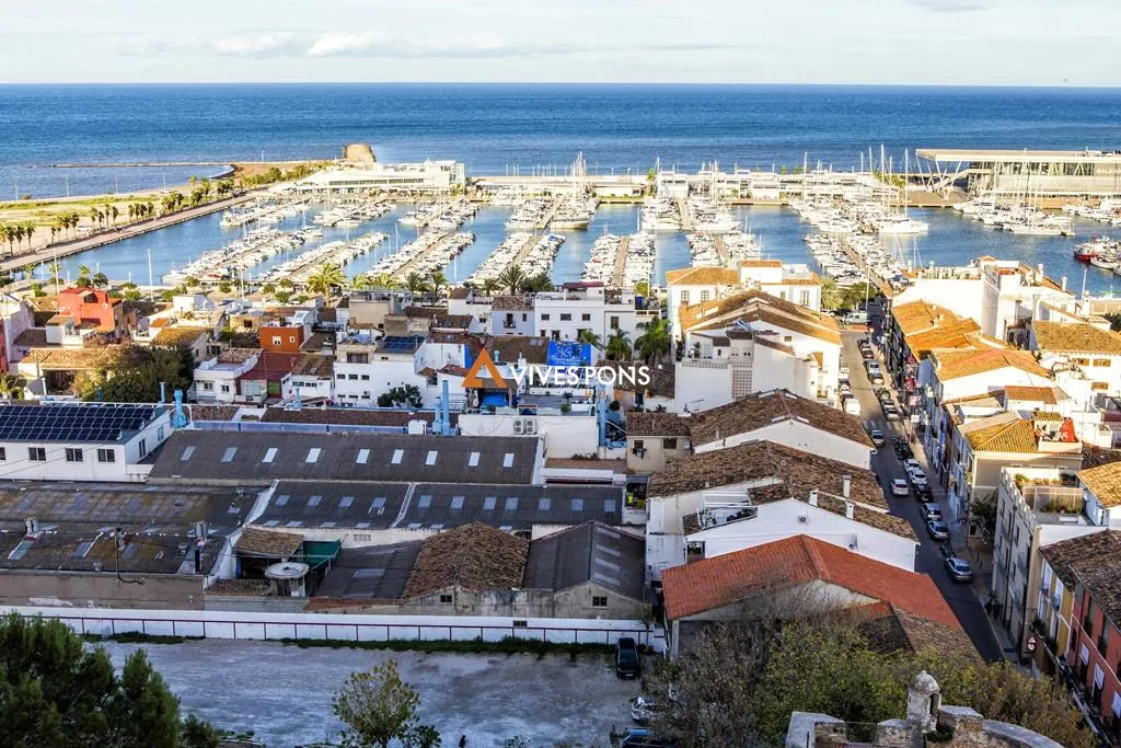 Edificio con gran superficie de garaje, almacén y vivienda, centro de Dénia