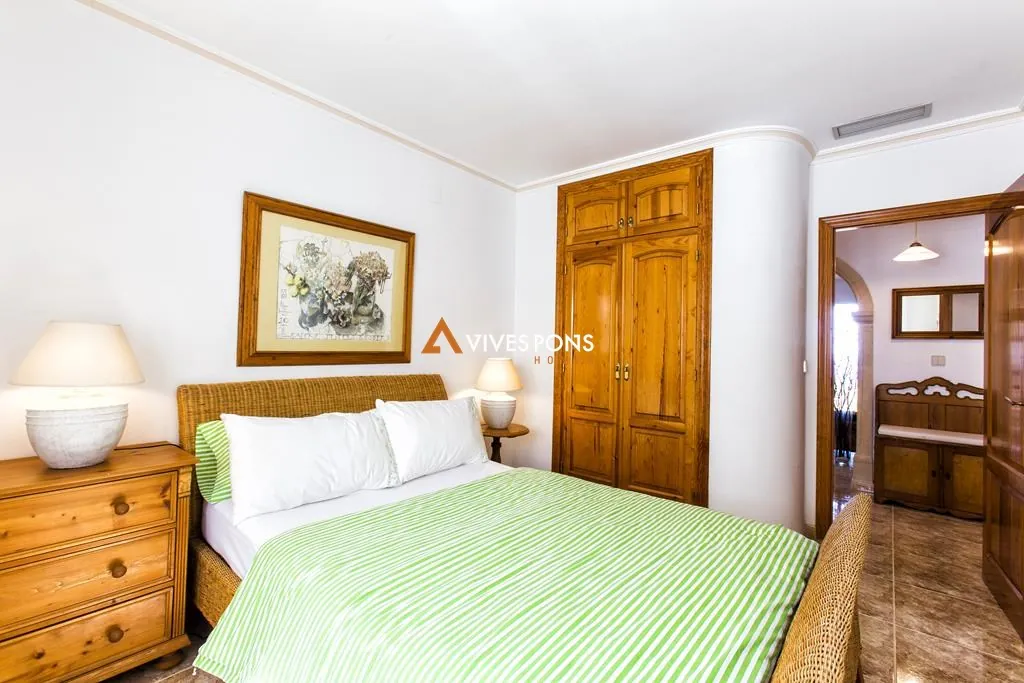 Villa con vistas al mar y al Montgó en Dénia, distribuida en un solo nivel