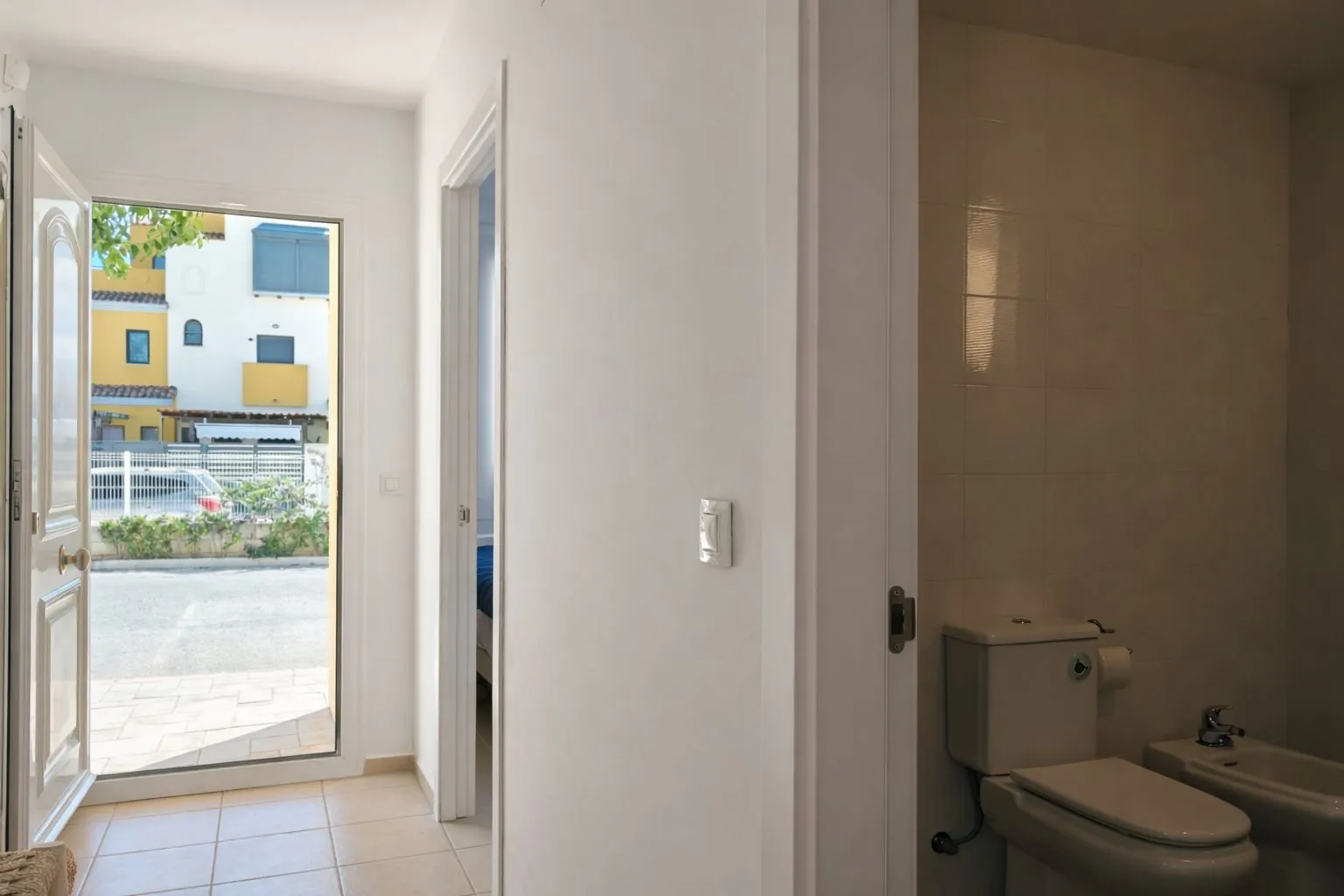 BAJO EN LA URBANIZACIÓN CON PISCINA