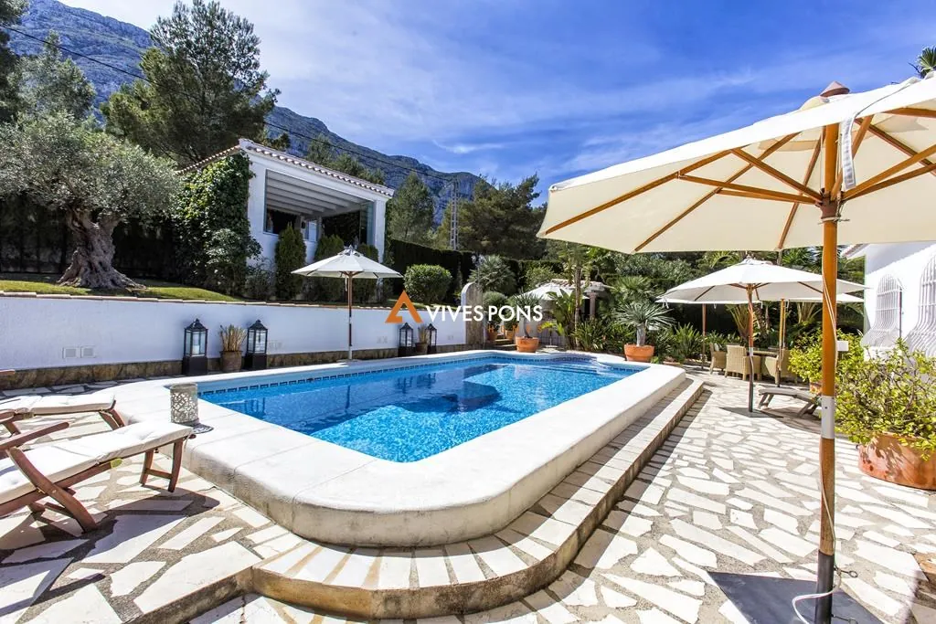 Villa con vistas al mar y al Montgó en Dénia, distribuida en un solo nivel