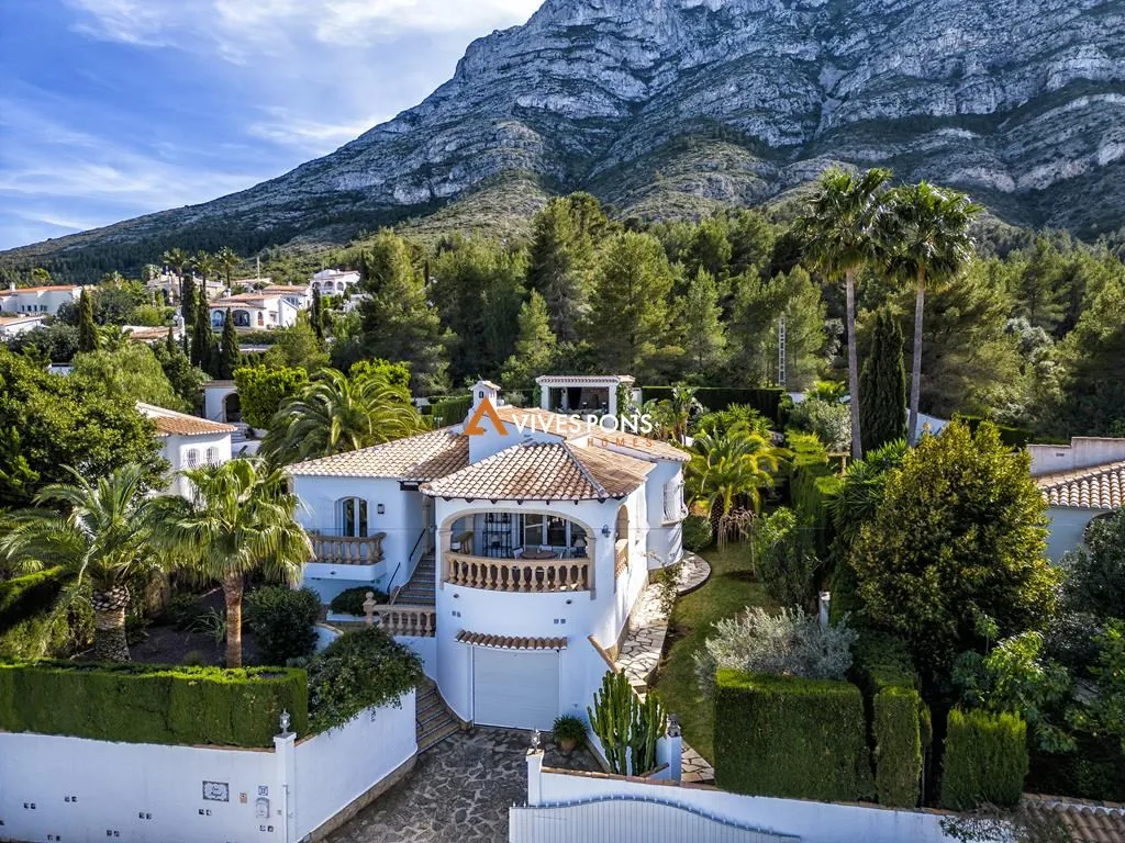 Villa con vistas al mar y al Montgó en Dénia, distribuida en un solo nivel