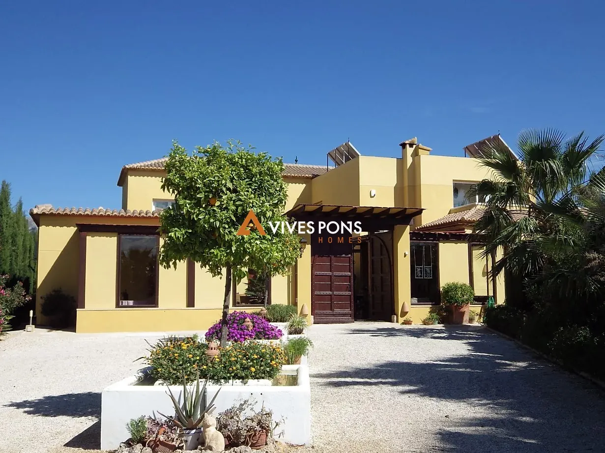 Finca con gran parcela y rodeada de naturaleza en La Sella
