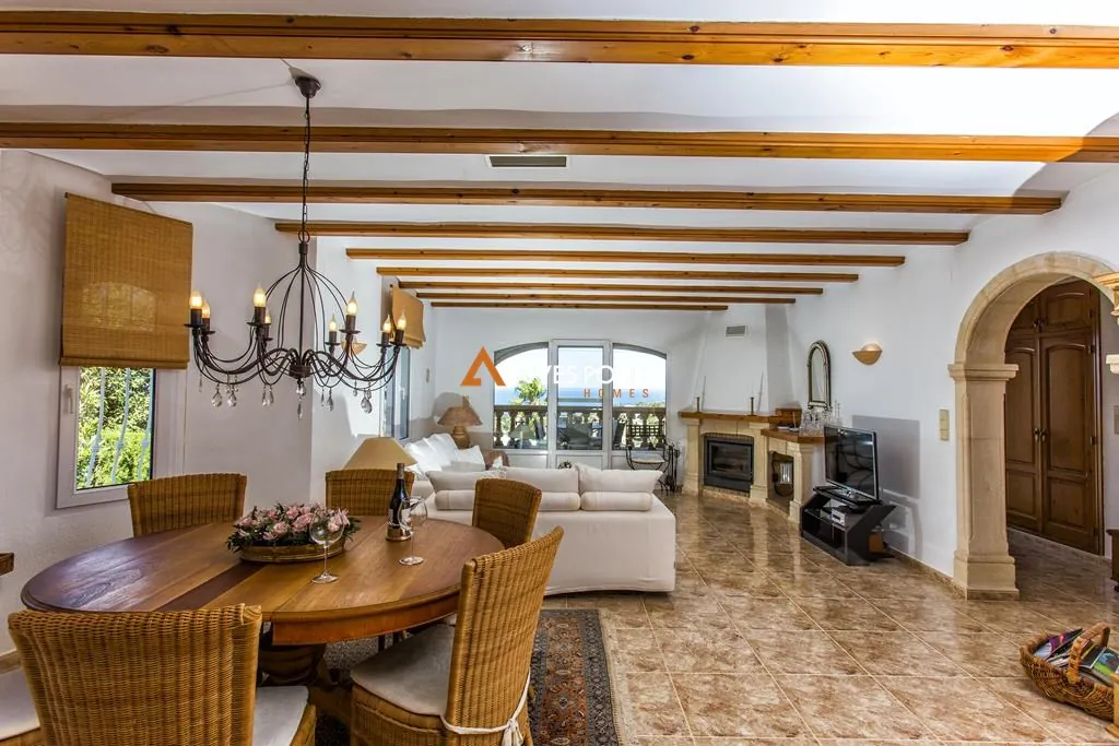 Villa con vistas al mar y al Montgó en Dénia, distribuida en un solo nivel