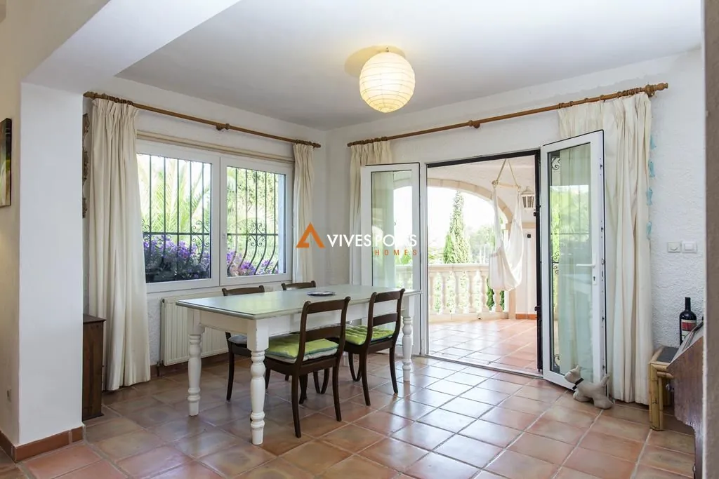 Villa con cinco dormitorios y estudio independiente