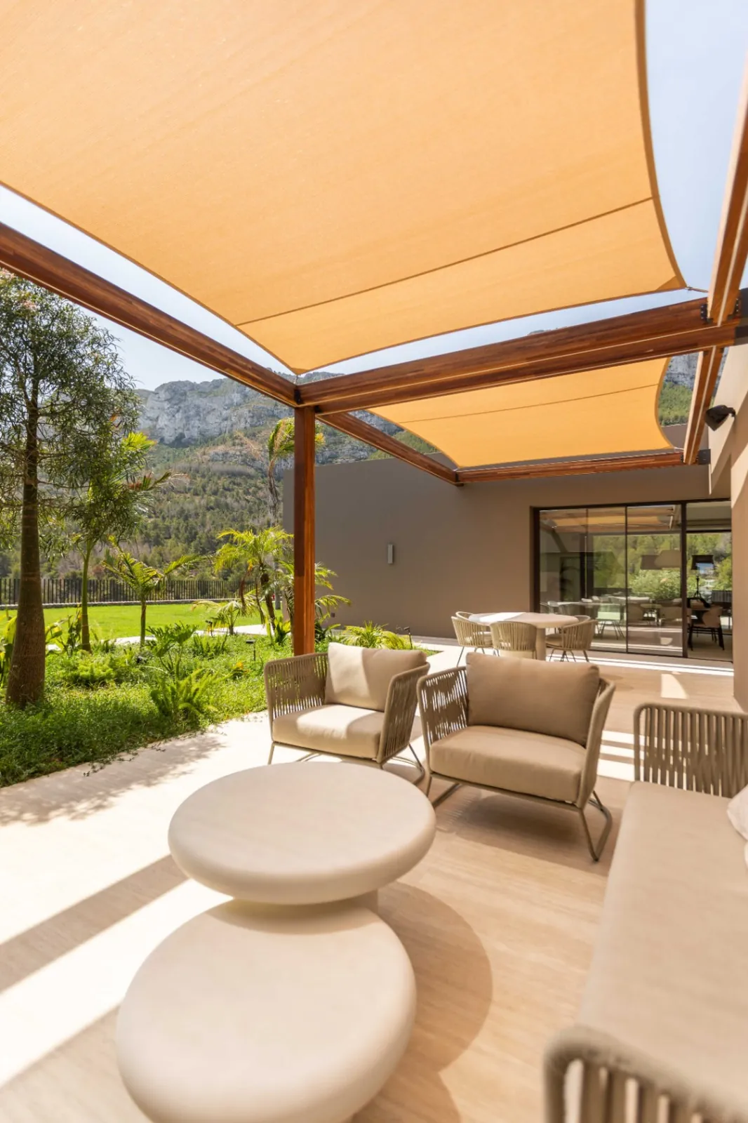 Vivienda contemporánea en una planta integrada con el entorno natural del Montgó