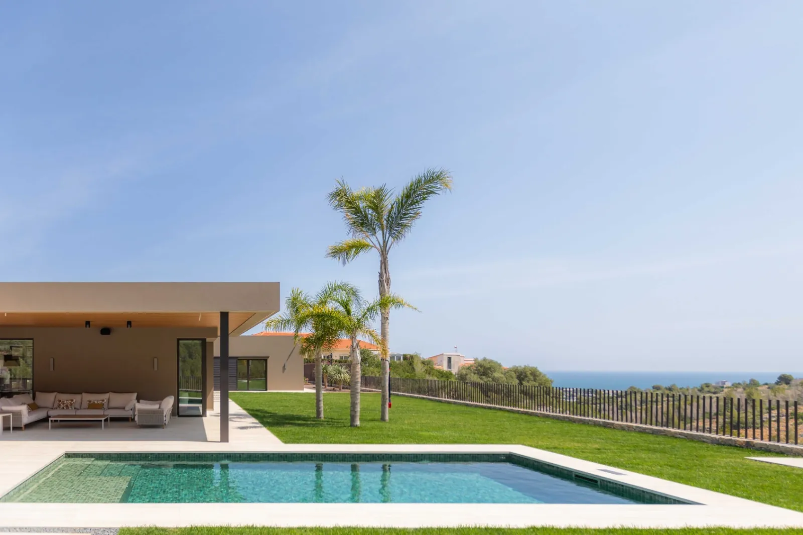 Vivienda contemporánea en una planta integrada con el entorno natural del Montgó