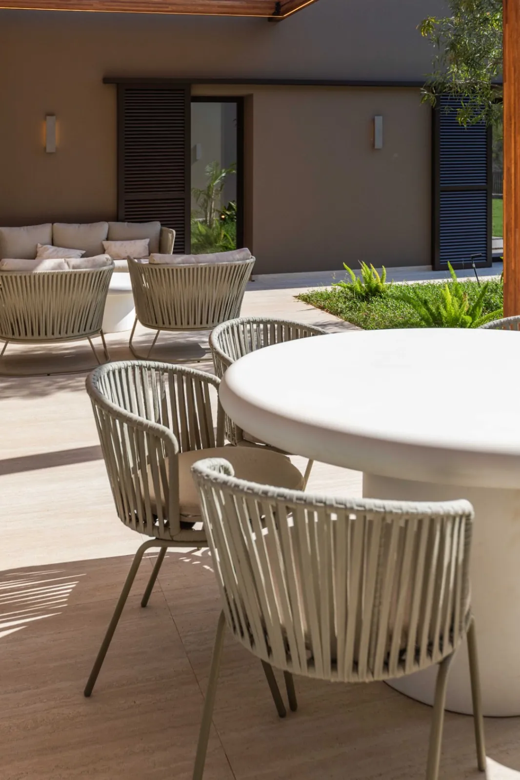 Vivienda contemporánea en una planta integrada con el entorno natural del Montgó
