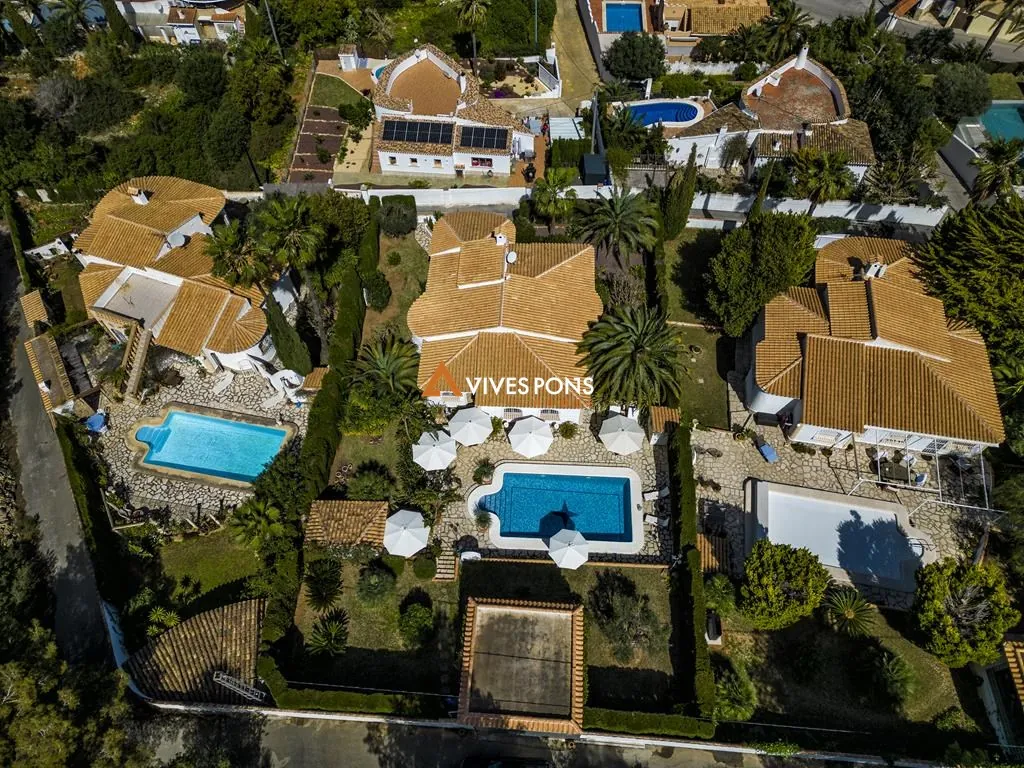 Villa con vistas al mar y al Montgó en Dénia, distribuida en un solo nivel