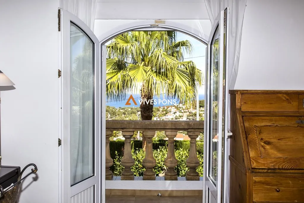 Villa con vistas al mar y al Montgó en Dénia, distribuida en un solo nivel
