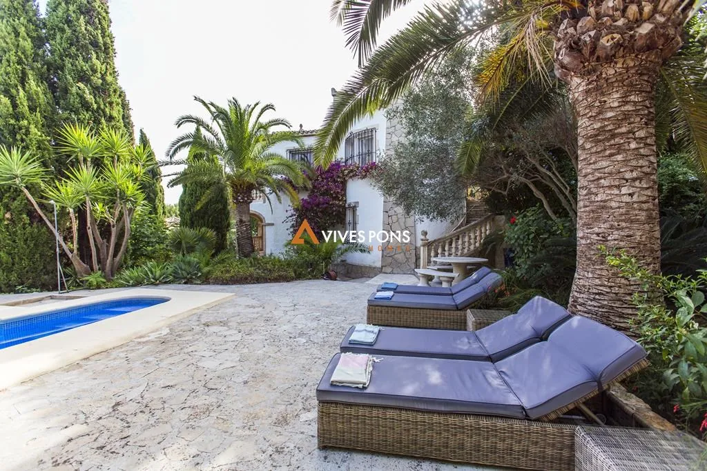Villa con cinco dormitorios y estudio independiente