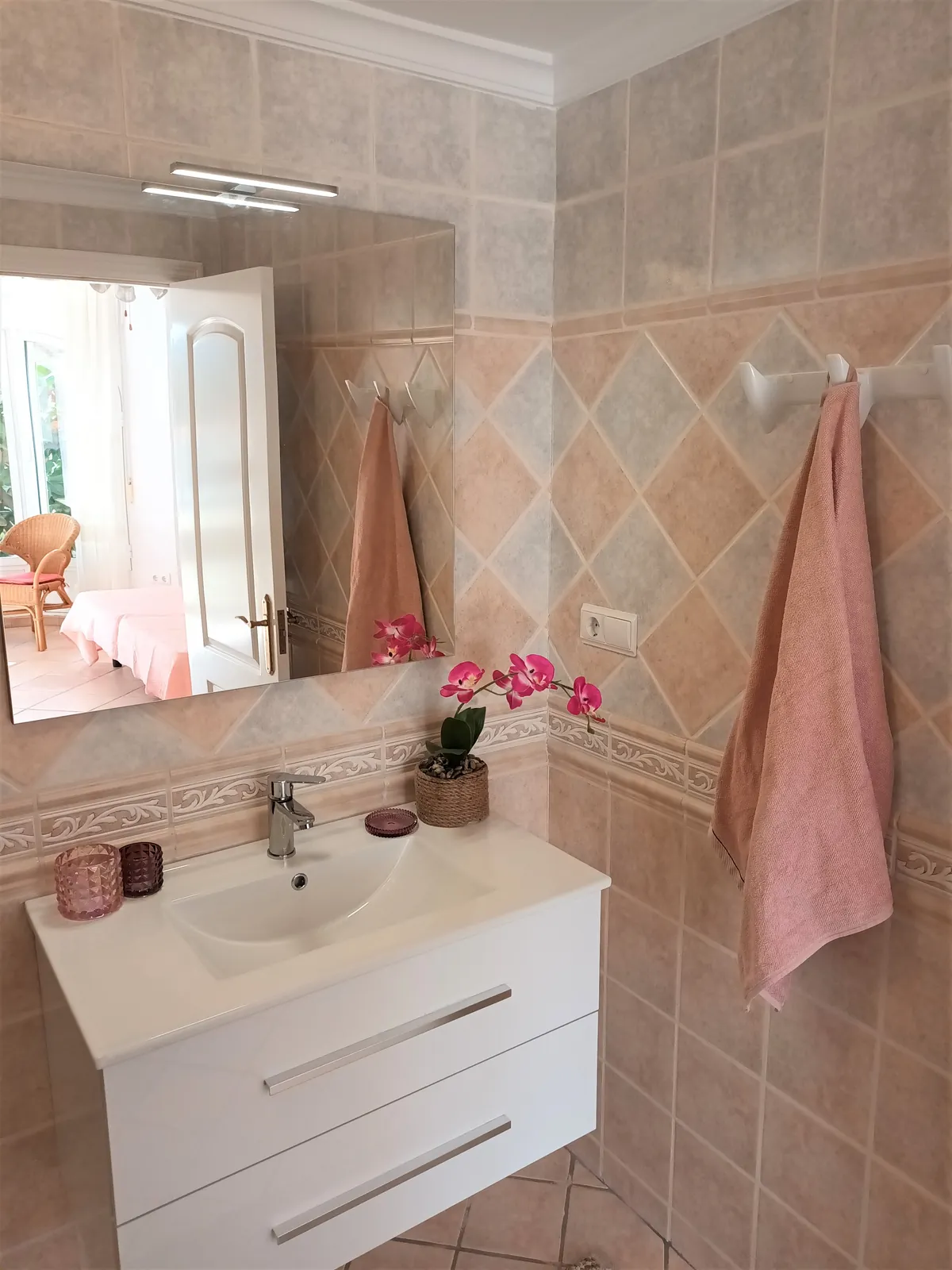 Dénia, Alicante - Villa de cuatro dormitorios con apartamento independiente, vistas al mar y a la montaña, piscina y jardín