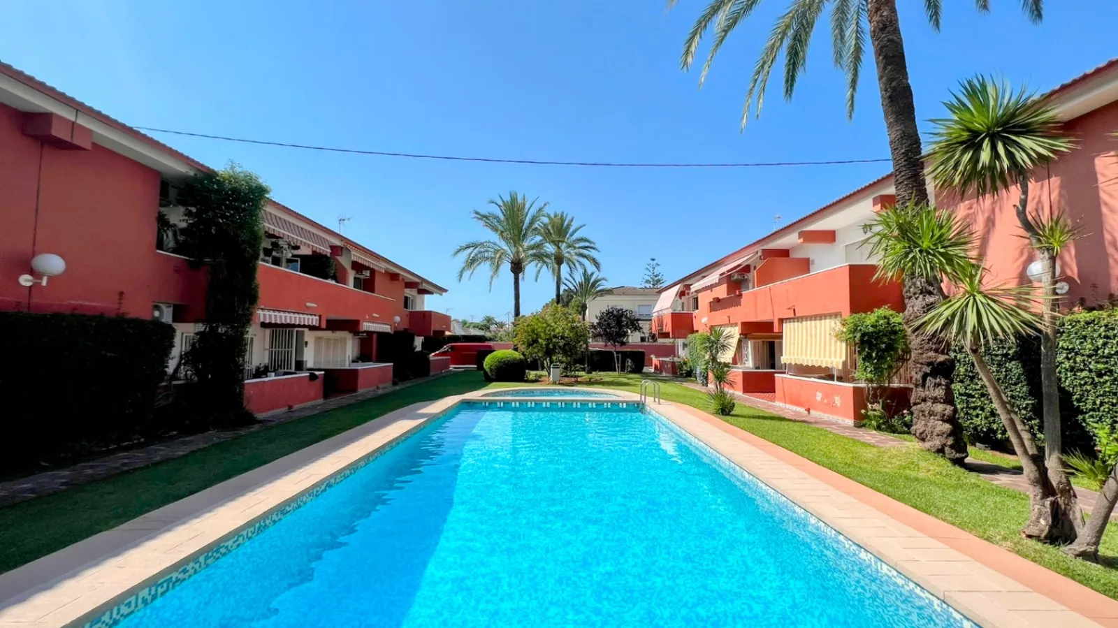 Elegante apartamento de 3 habitaciones con terraza y parking a solo 250 m de la playa.