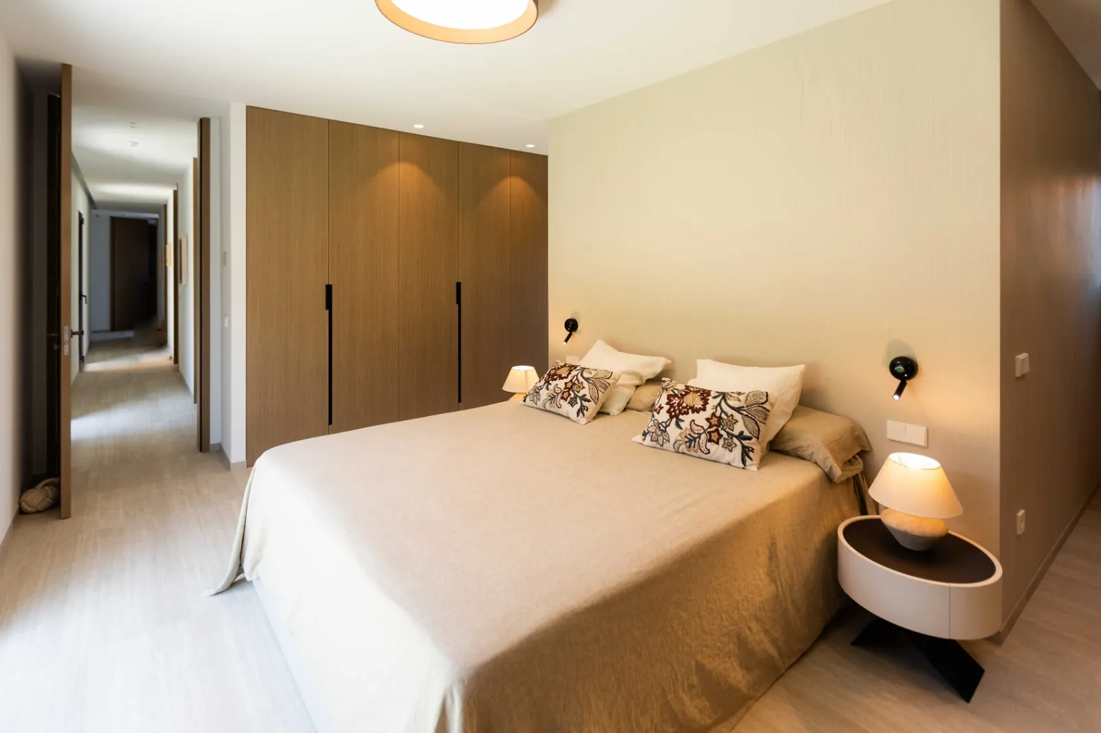 Vivienda contemporánea en una planta integrada con el entorno natural del Montgó