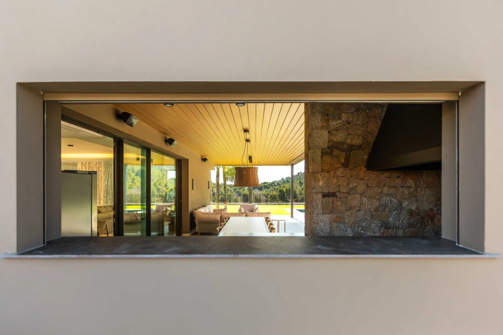 Vivienda contemporánea en una planta integrada con el entorno natural del Montgó