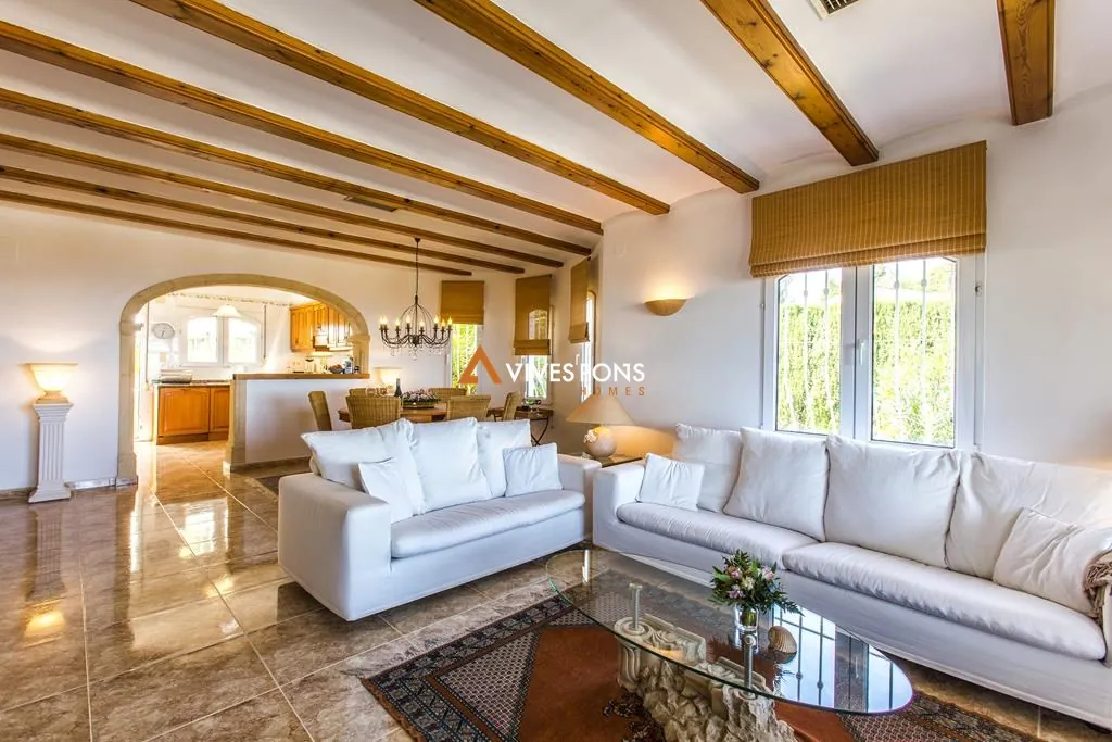 Villa con vistas al mar y al Montgó en Dénia, distribuida en un solo nivel