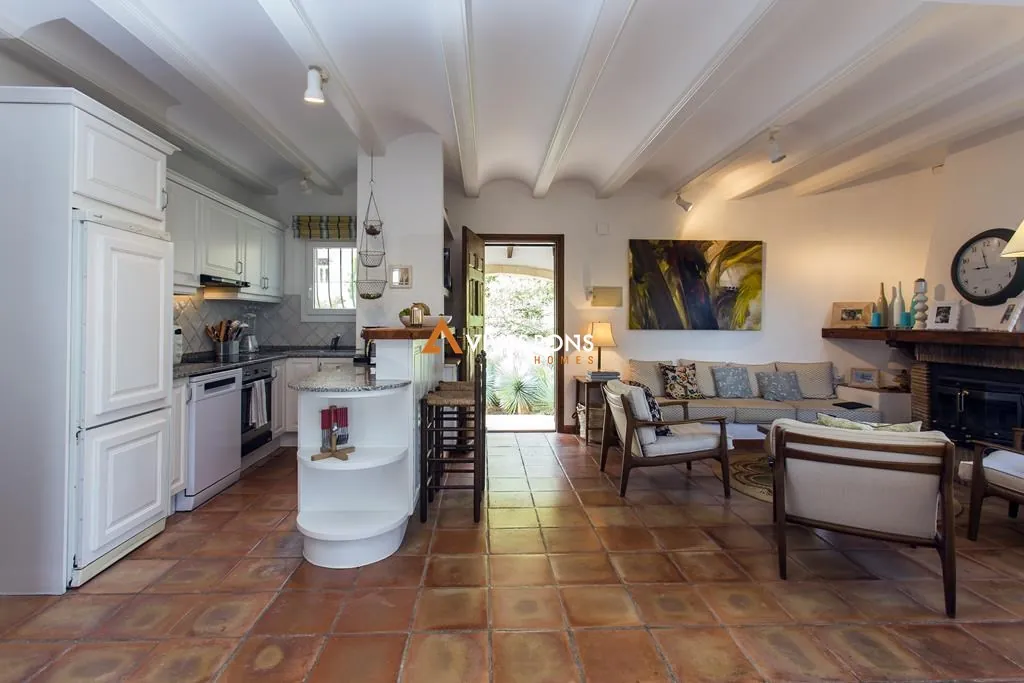 Villa con cinco dormitorios y estudio independiente