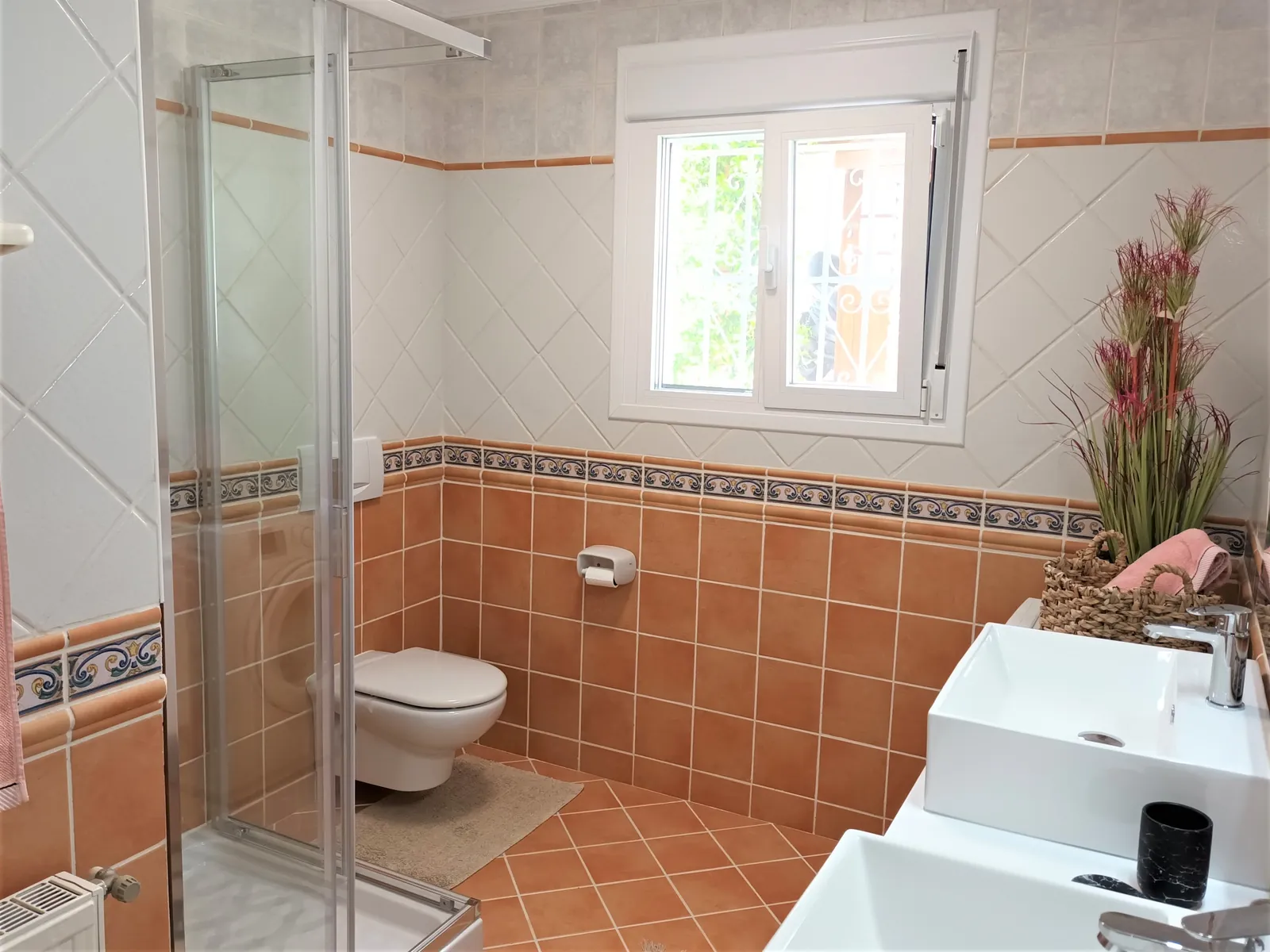Dénia, Alicante - Villa de cuatro dormitorios con apartamento independiente, vistas al mar y a la montaña, piscina y jardín