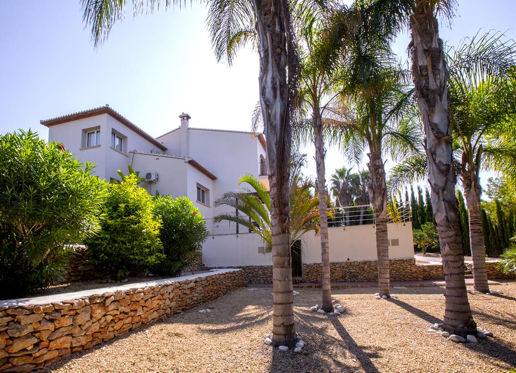 Villa con 4 dormitorios, vistas al Montgó y muy bien ubicada, en Jávea