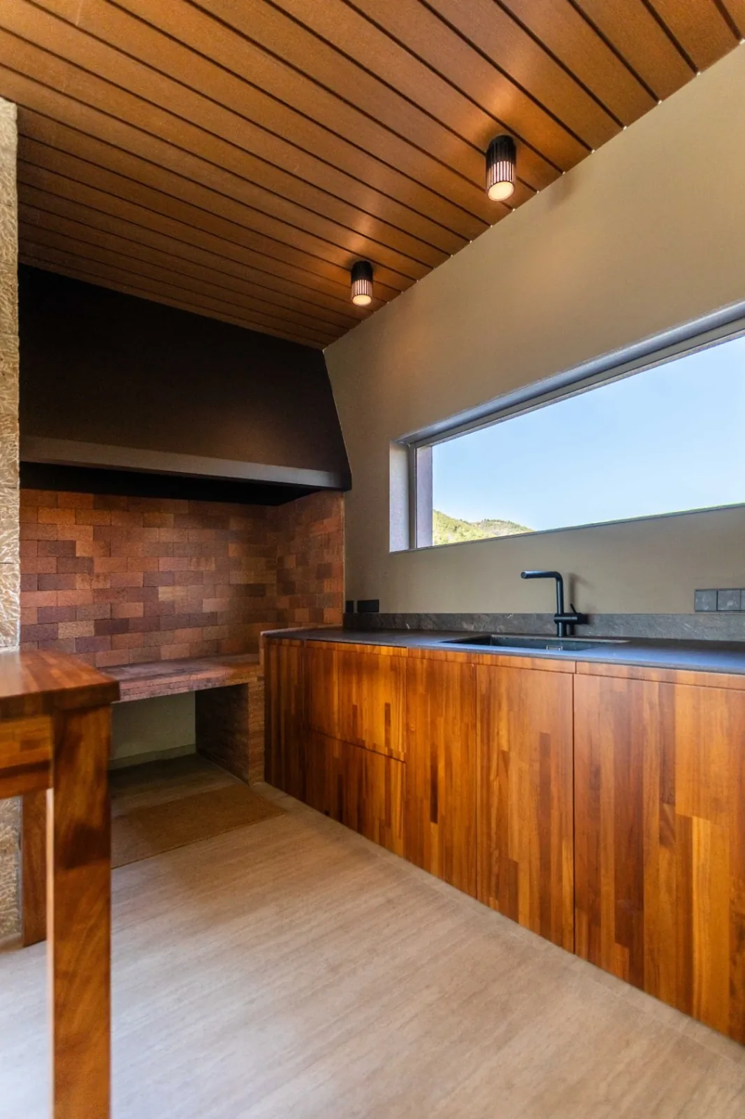 Vivienda contemporánea en una planta integrada con el entorno natural del Montgó