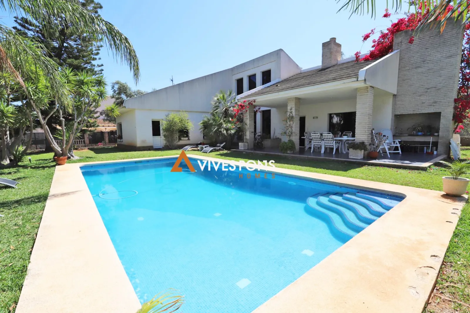 Amplia villa de estilo contemporáneo excelentemente ubicada, Dénia