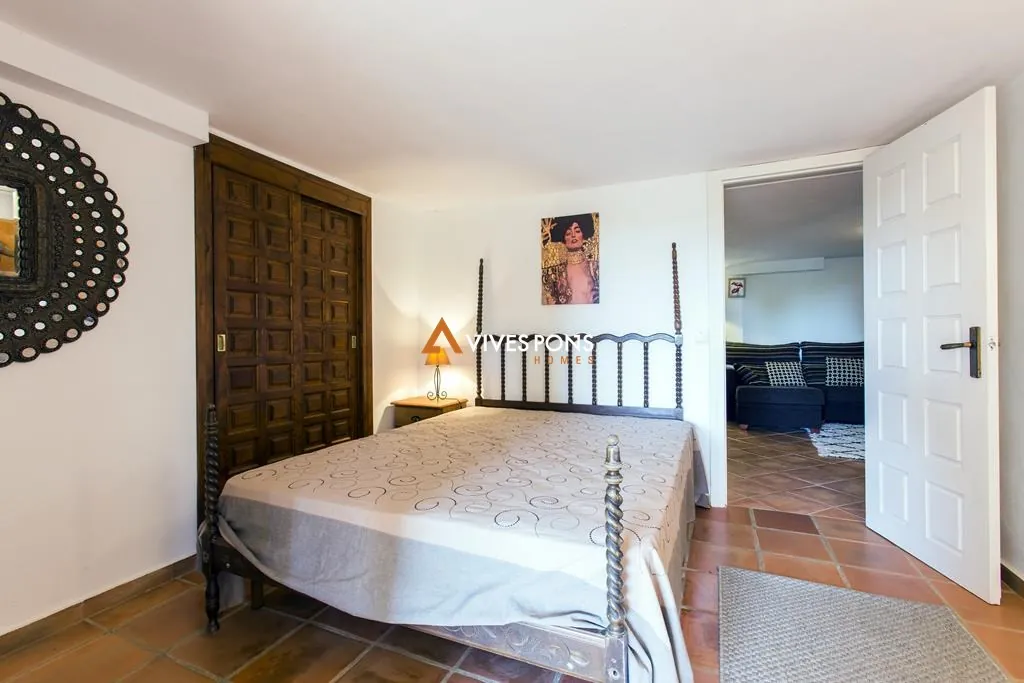 Villa con cinco dormitorios y estudio independiente