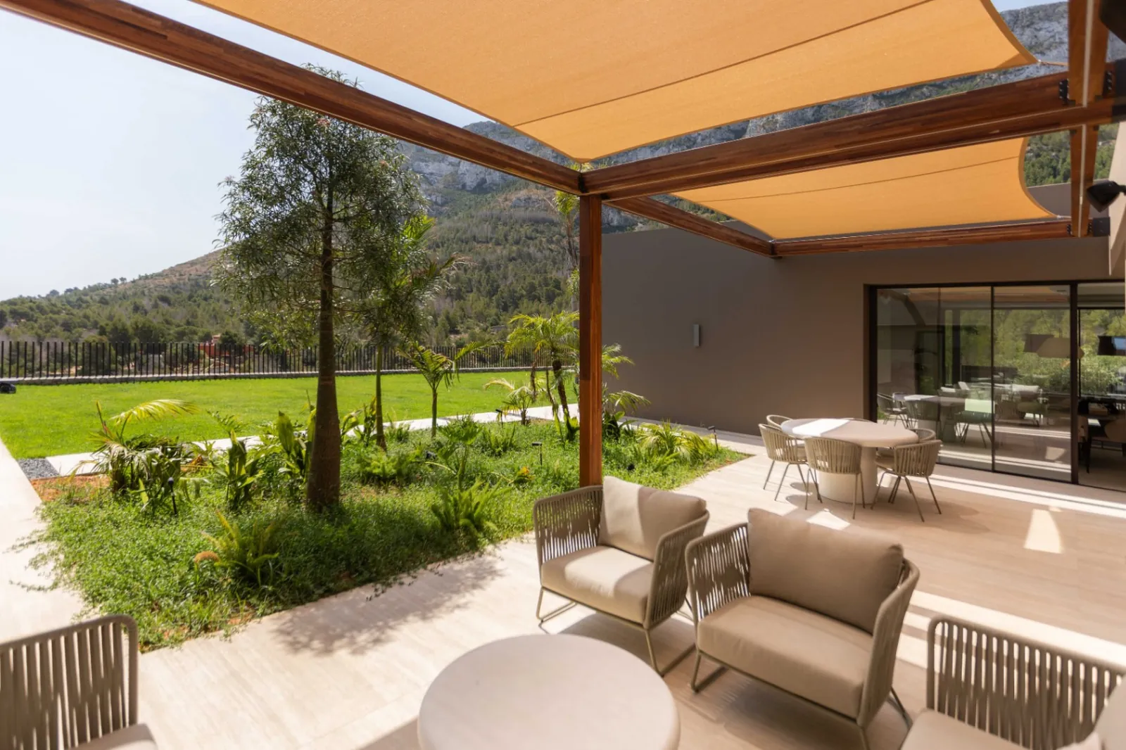 Vivienda contemporánea en una planta integrada con el entorno natural del Montgó