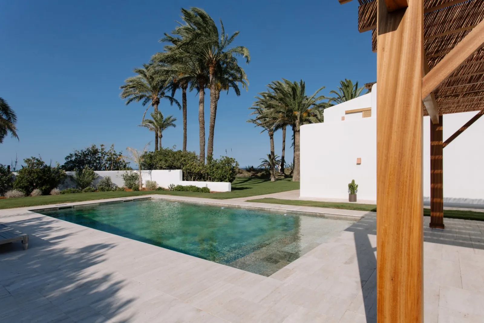 Villa en primera línea de mar renovada integralmente