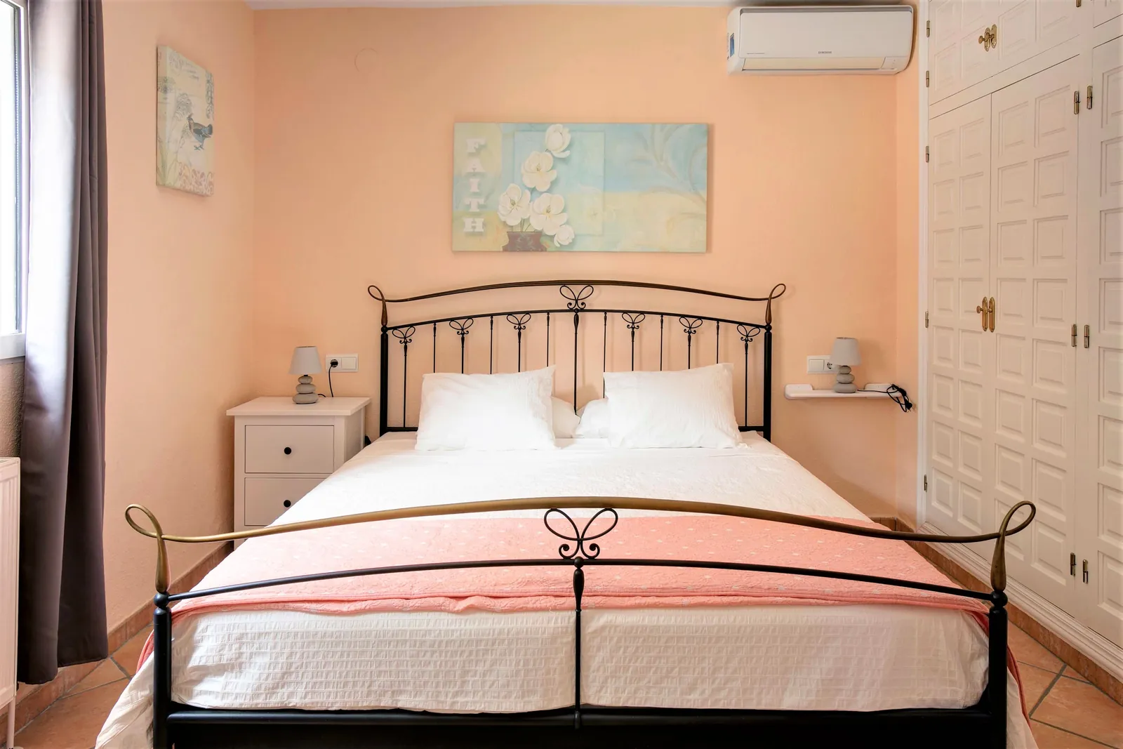 Dénia, Alicante - Villa de cuatro dormitorios con apartamento independiente, vistas al mar y a la montaña, piscina y jardín