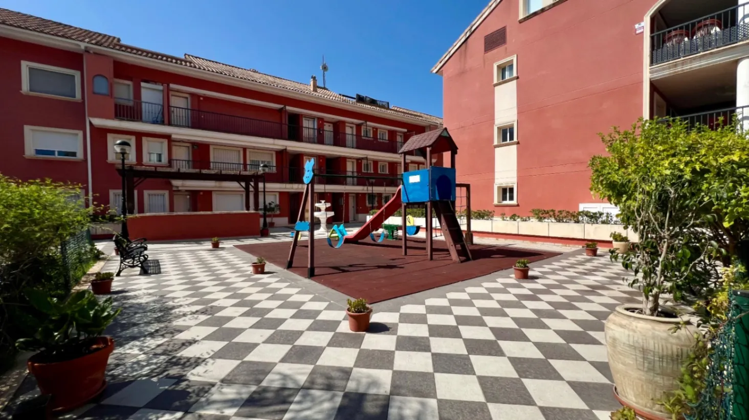 Luminoso apartamento de 3 habitaciones con terraza, piscina y licencia turística - A solo 5 minutos a pie de la playa de Arenal.