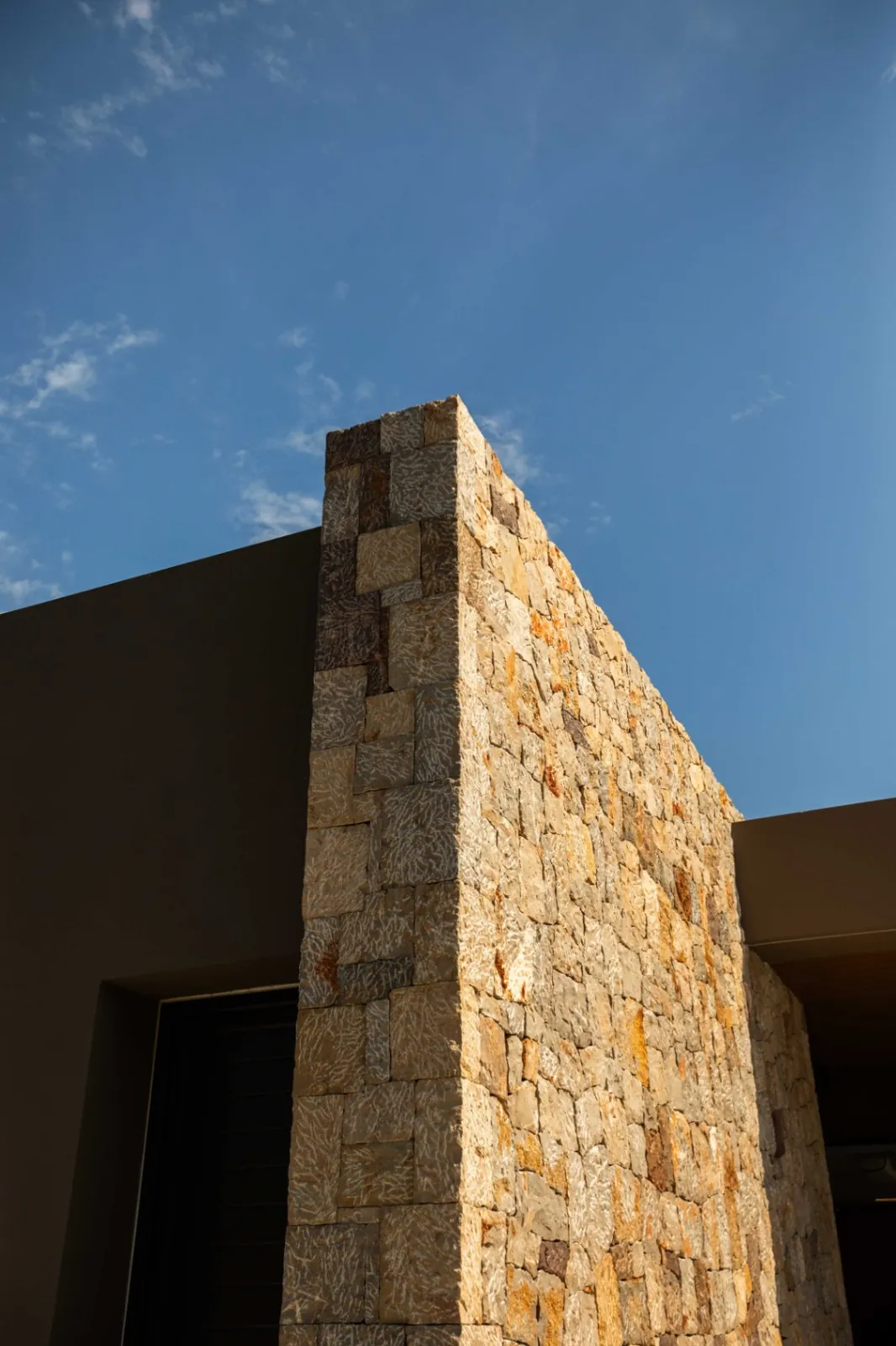 Vivienda contemporánea en una planta integrada con el entorno natural del Montgó