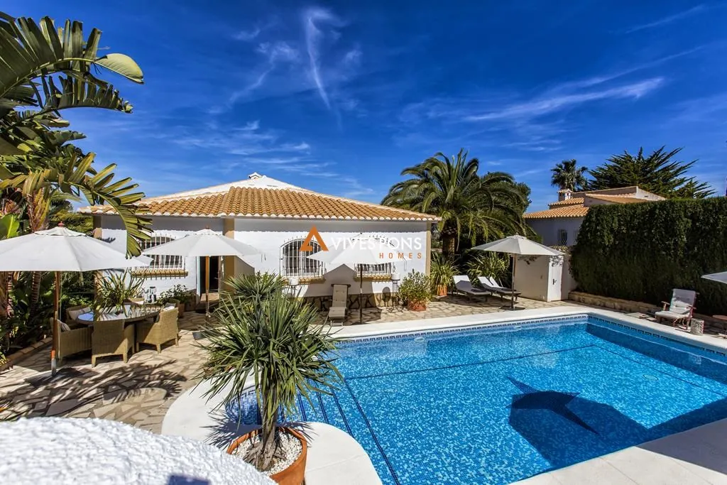 Villa con vistas al mar y al Montgó en Dénia, distribuida en un solo nivel