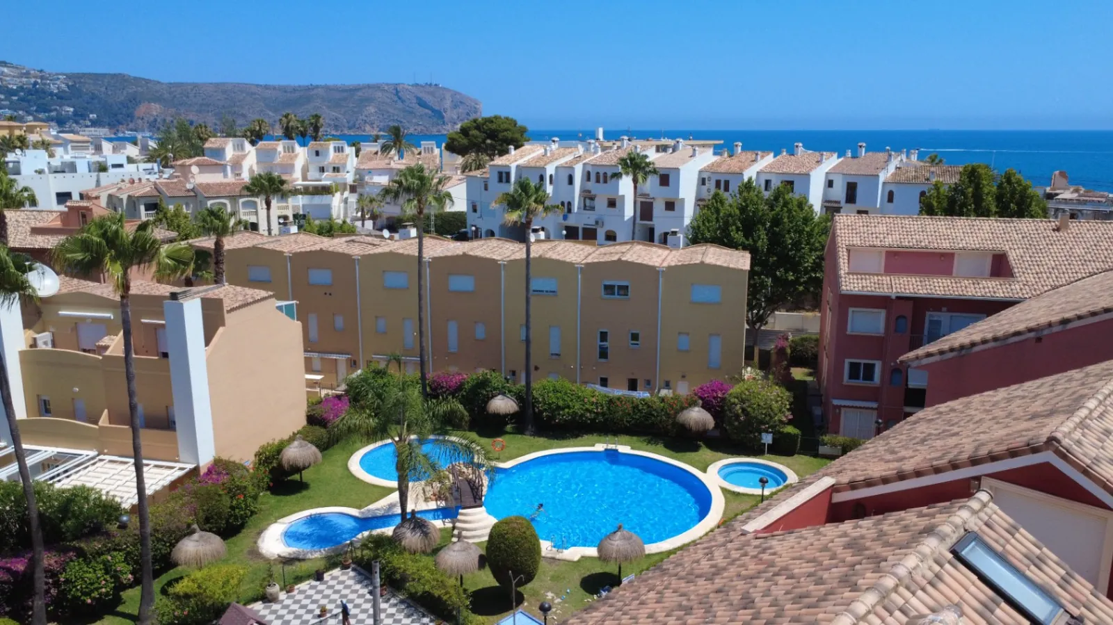 Luminoso apartamento de 3 habitaciones con terraza, piscina y licencia turística - A solo 5 minutos a pie de la playa de Arenal.