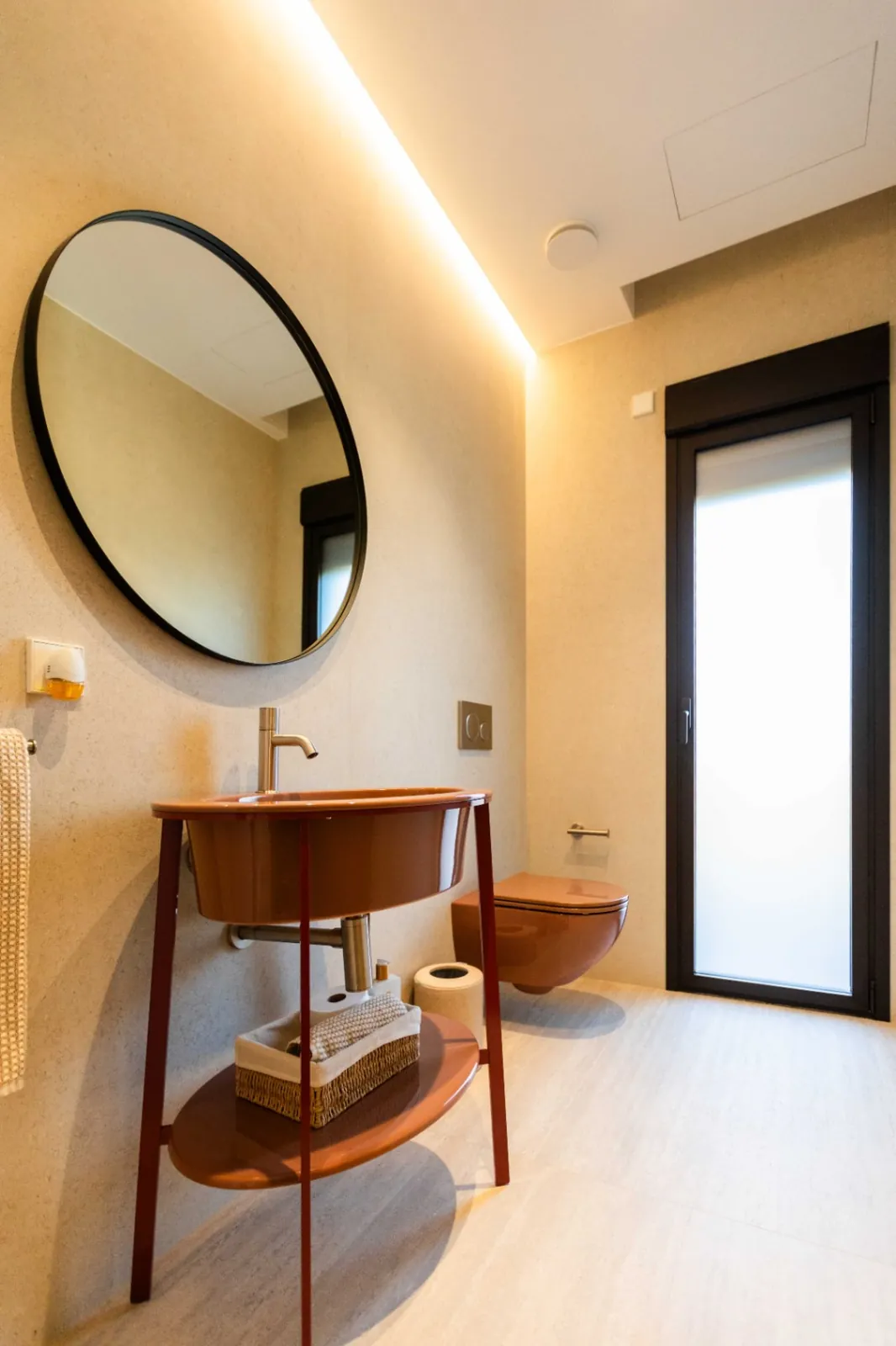 Vivienda contemporánea en una planta integrada con el entorno natural del Montgó